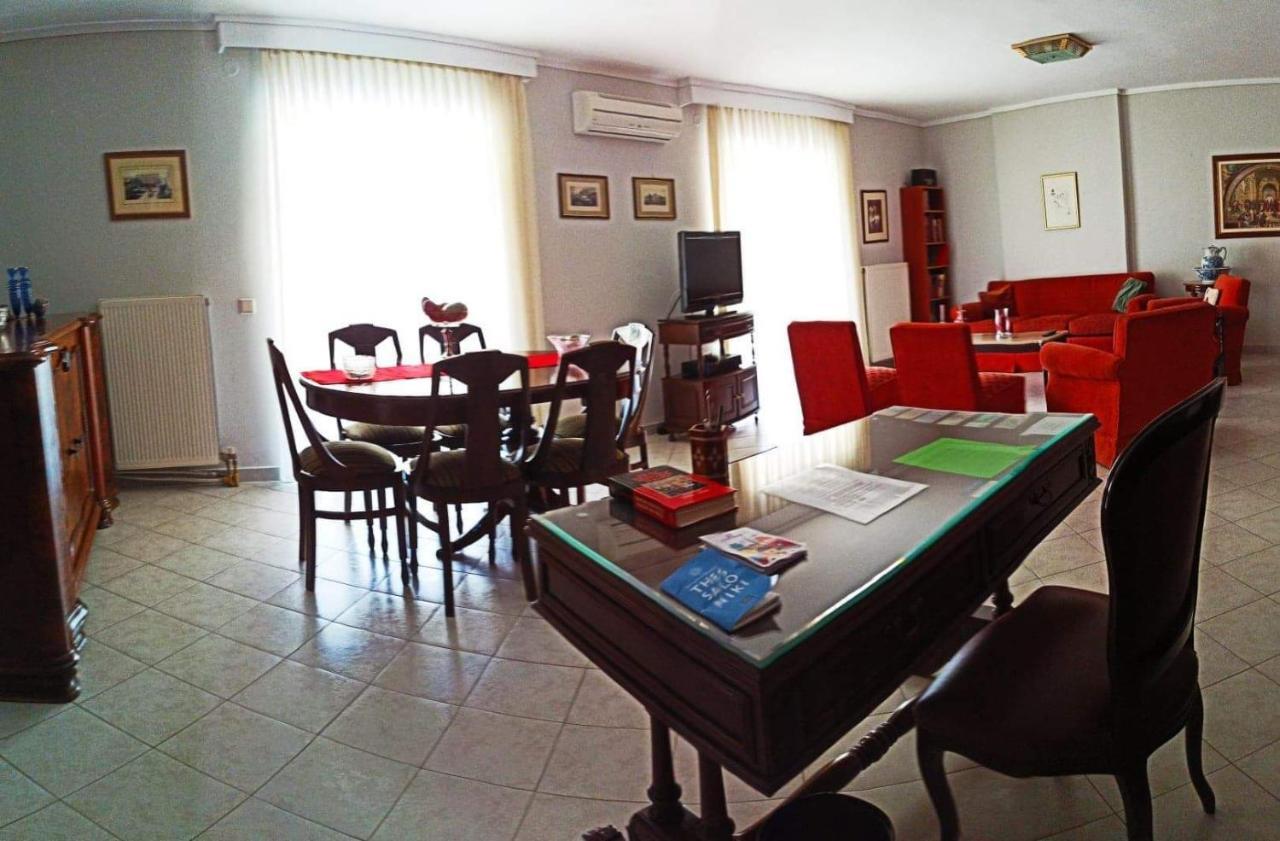 With Many Books Apartment *